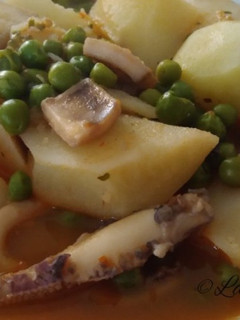 Una foto de Guiso de sepia con patatas y guisantes