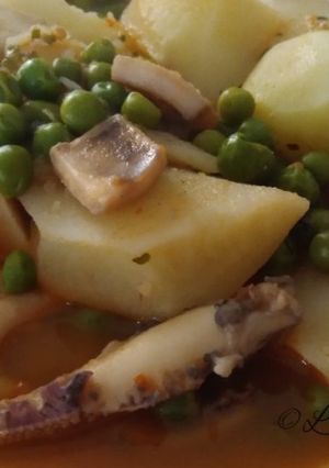 Una foto de Guiso de sepia con patatas y guisantes