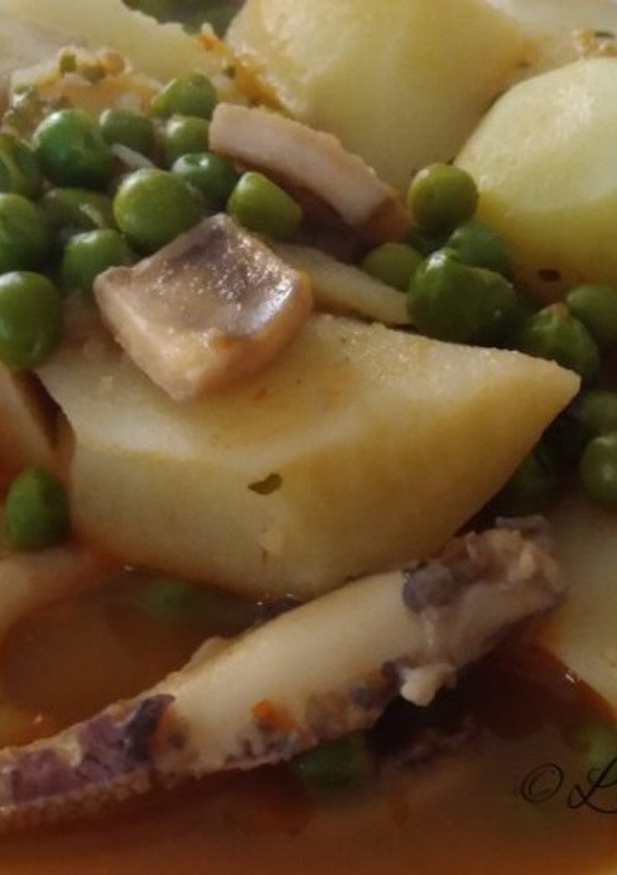 Una foto de Guiso de sepia con patatas y guisantes