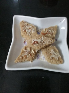 रोटी की बर्फी (Roti ki Burfi recipe in hindi) रेसिपी मुख्य फोटो