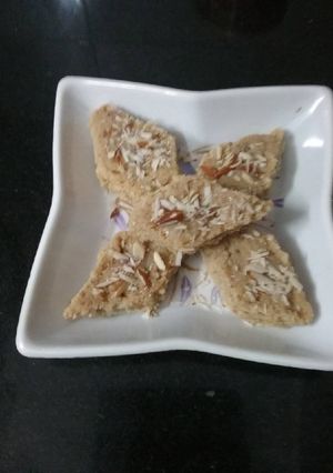 रोटी की बर्फी (Roti ki Burfi recipe in hindi) रेसिपी मुख्य फोटो