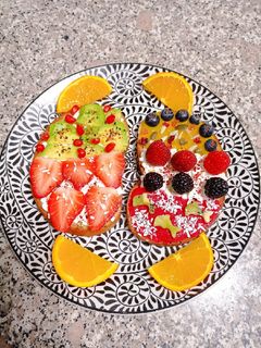 Una foto de Tostadas primaverales ✨🍓🫐🥑🥭🍊💐🌸🌹