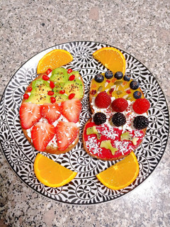 Una foto de Tostadas primaverales ✨🍓🫐🥑🥭🍊💐🌸🌹