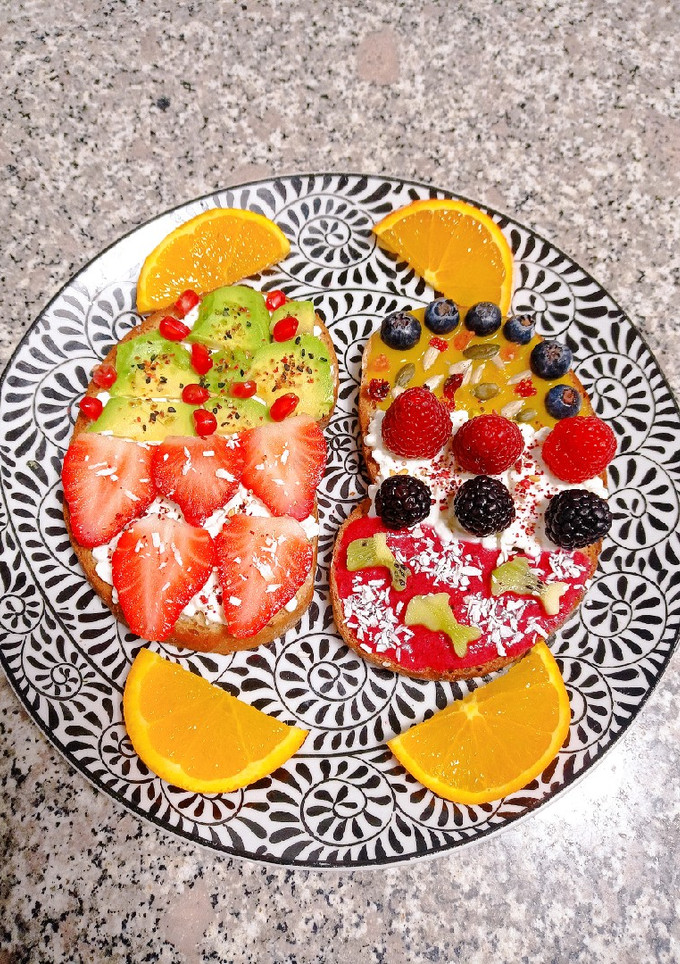 Una foto de Tostadas primaverales ✨🍓🫐🥑🥭🍊💐🌸🌹