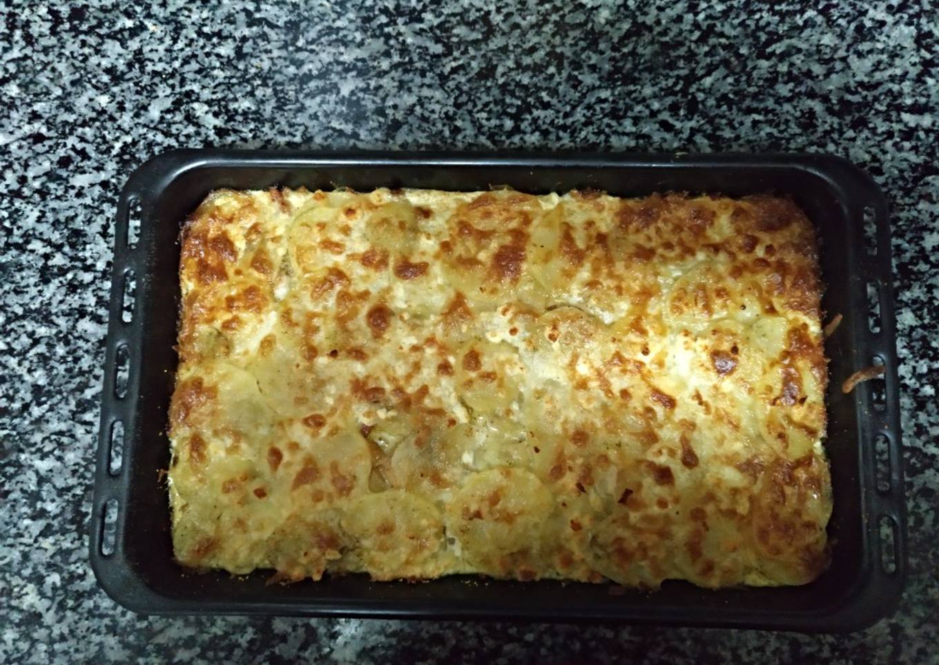 Patatas al gratén con pechuga de pollo, bacon y queso