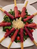 Bresaola sticks με ρόκα, σπανάκι και παρμεζάνα