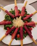 Bresaola sticks με ρόκα, σπανάκι και παρμεζάνα