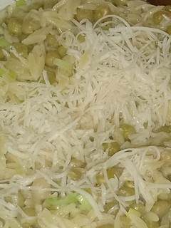 Una foto de Orzo vegano con puerro y arvejas