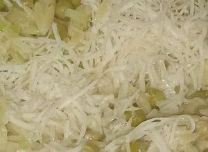 Una foto de Orzo vegano con puerro y arvejas