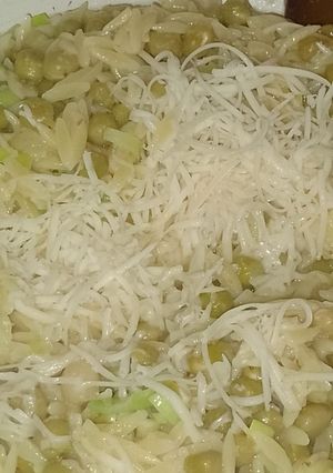 Una foto de Orzo vegano con puerro y arvejas