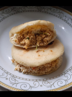 Una foto de Arepas con revoltillo