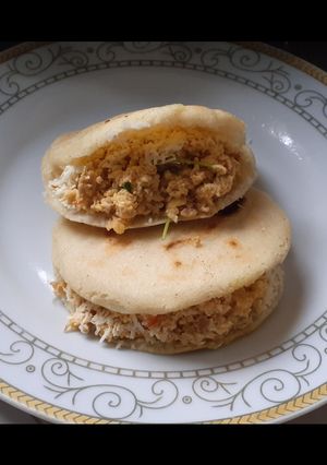 Una foto de Arepas con revoltillo