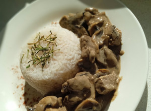Una foto de Lomo al strogonoff acompañado de arroz blanco