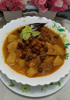 A picture of Desi Spiced Chickpeas and Potatoes.