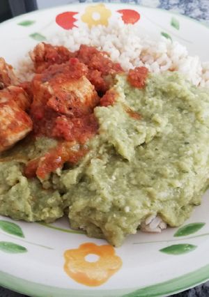 Una foto de Pepian de choclo y guiso de pollo
