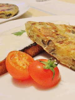 Una foto de Tortilla de berenjena, patata y cebolla