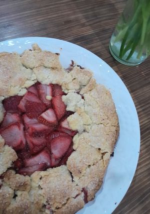 Una foto de Galette de frutillas 🍓🥧