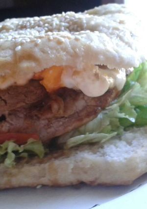 Una foto de Chivito uruguayo en Pan casero