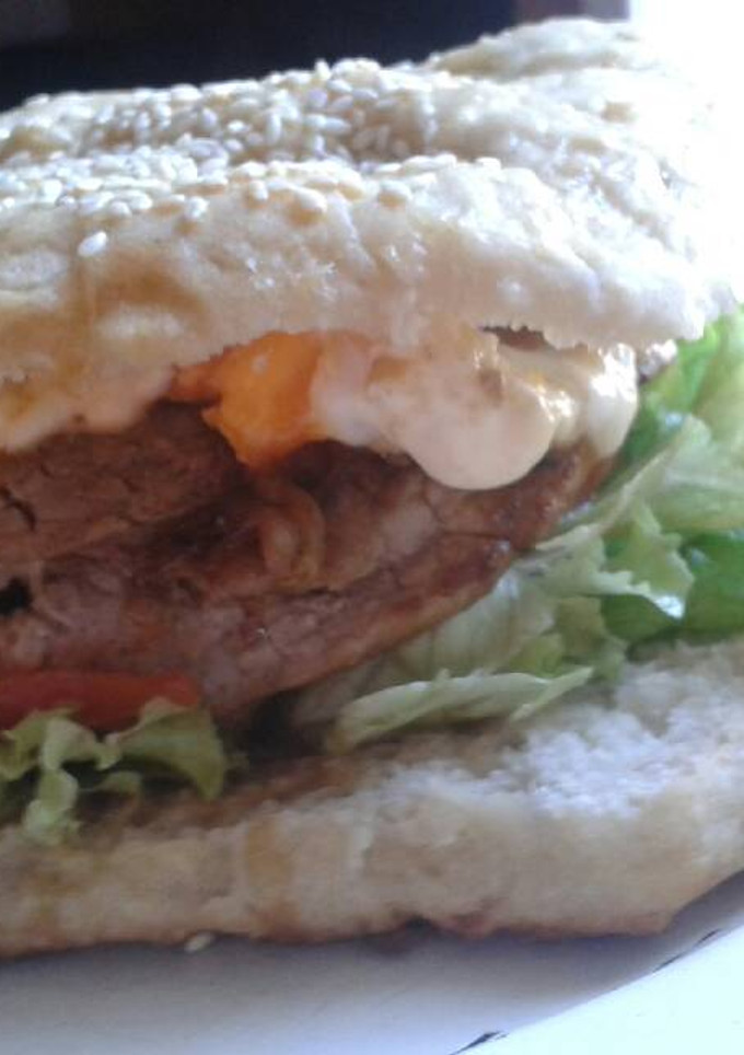 Una foto de Chivito uruguayo en Pan casero