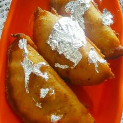A picture of Dudh laddoo gujhiya.