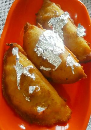 A picture of Dudh laddoo gujhiya.