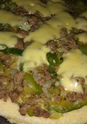 Una foto de Pizza de carne y verduras