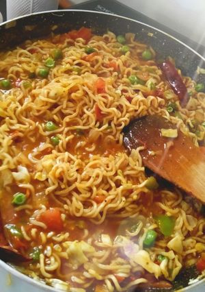 તડકા મેગી (Tadka Maggi Recipe In Gujarati) રેસીપી મુખ્ય ફોટો