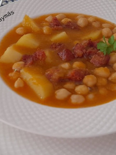 Una foto de Potaje de garbanzos con chorizo