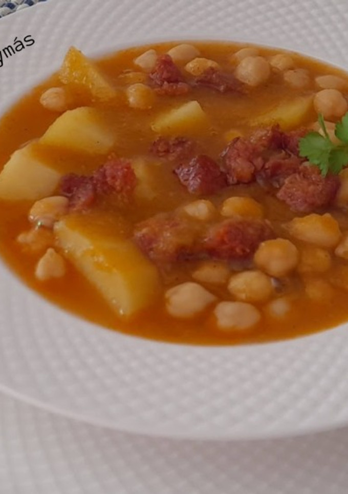 Una foto de Potaje de garbanzos con chorizo