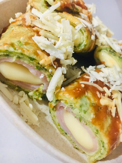 Una foto de CANELONES DE 🥞PANQUEQUES 🥞 VERDES RELLENOS DE 🍖JAMÓN Y QUESO 🧀😋🤩👏