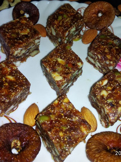 ખજૂર પાક(Khajur pak recipe in Gujarati) રેસીપી મુખ્ય ફોટો