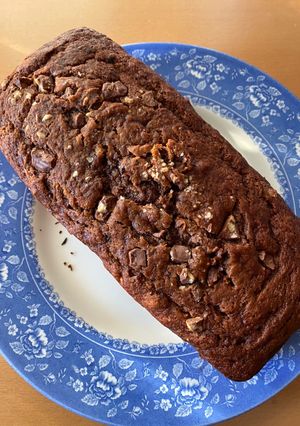 Una foto de Bizcocho de plátano y chocolate, sencillo y húmedo
