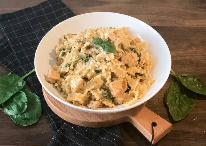 Hähnchen in Pesto-Sahne-Soße auf Pasta