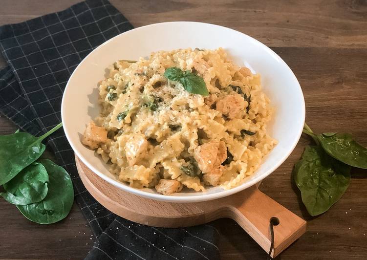 Hähnchen in Pesto-Sahne-Soße auf Pasta