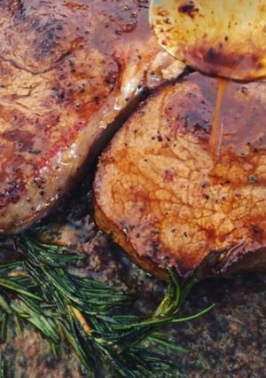 Una foto de Rib eye ala mantequillas en sartén