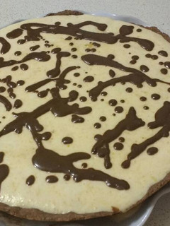 Una foto de Tarta mousse de mango y ganache de chocolate