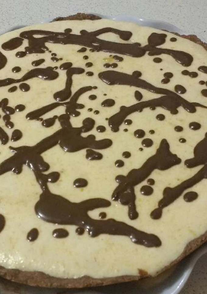 Una foto de Tarta mousse de mango y ganache de chocolate