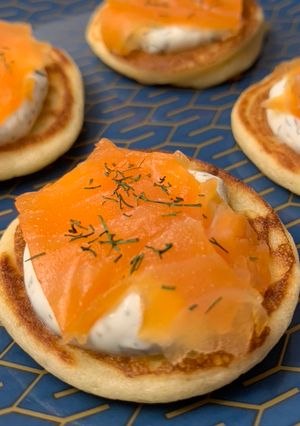 Une photo de Blinis maison au saumon fumé et au fromage frais
