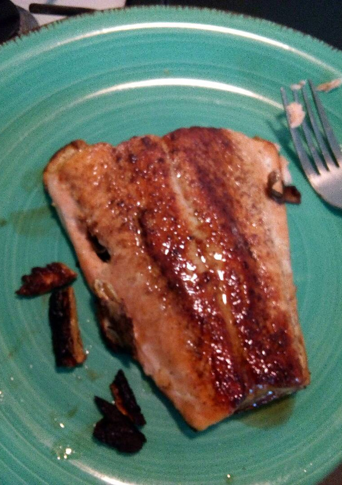 Una foto de Salmón con un toque de mantequilla
