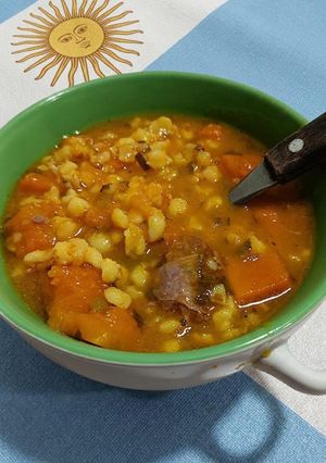 Una foto de Locro Casero con Osobuco Chorizo y Cuerito