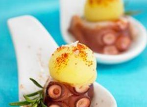 Foto principal de Tapa de pulpo 🐙 con bolitas de patata 🥔 a la gallega en cucharitas