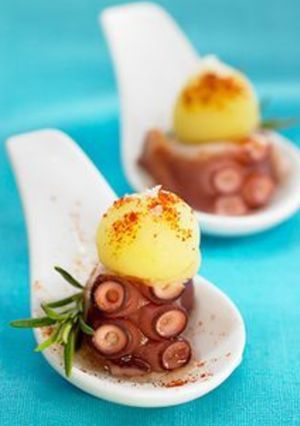 Foto principal de Tapa de pulpo 🐙 con bolitas de patata 🥔 a la gallega en cucharitas