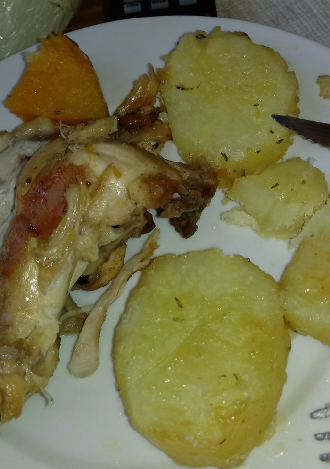 Una foto de Pata y muslo con papas y zapallo anco