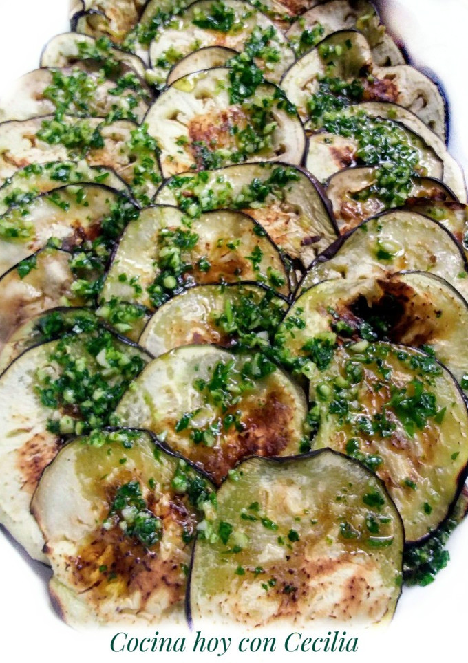 Una foto de Berenjena a la plancha con ajo/perejil/aceite de oliva