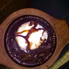 A picture of Hot sizzling brownie ice cream.