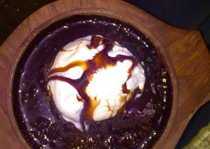 Hot sizzling brownie ice cream