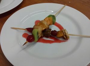 Una foto de Brochetas de frutas