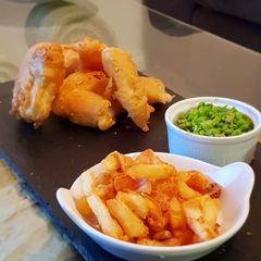 A picture of Fish chips with mushy peas.