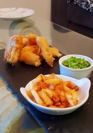 A picture of Fish chips with mushy peas.