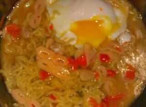 Foto resep Mie kuah pedas plus telur setengah matang